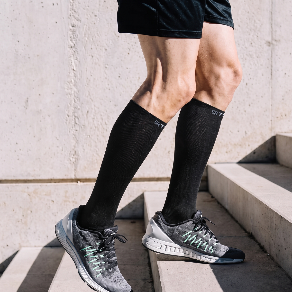 Air Flow Black - Calze compressive alte al ginocchio a 5 dita
